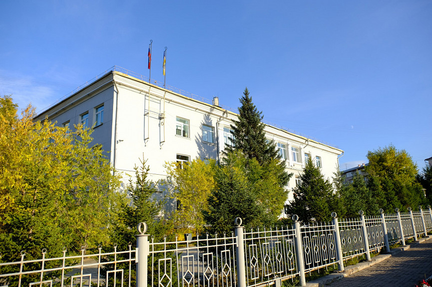 Улан-Удэ. Здание администрации Октябрьского района города с флагами на крыше