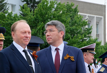 Владимир Павлов (слева) и Алексей Цыденов (в центре) с георгиевскими ленточками на военном параде 24 июня 2020 г. в Улан-Удэ
