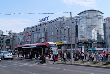 Центр Улан-Удэ: "Galaxy", трамвай, улица Балтахинова (2021 год)