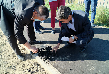 Улан-Удэ. Чимит Бальжинимаев (слева) и Беликто Цыбиков (справа) вскрывают асфальт для проверки качества строительных работ (2020 год)