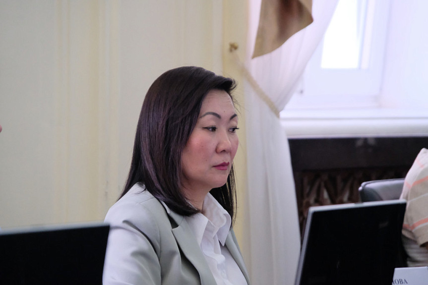Марина Дамдинова, руководитель Бурприроднадзора, на заседании в Народном Хурале. 29 мая 2023 года 