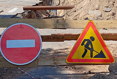 Дорожные знаки на месте ремонта теплотрассы в Улан-Удэ - "кирпич" и "земляные работы"