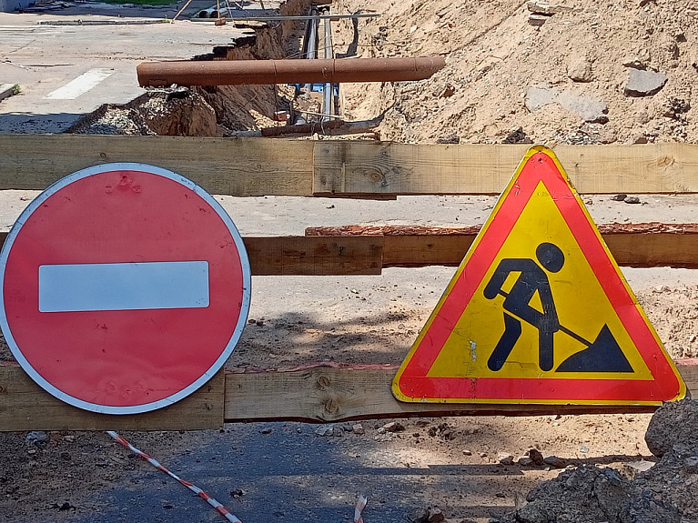 Дорожные знаки на месте ремонта теплотрассы в Улан-Удэ - "кирпич" и "земляные работы"
