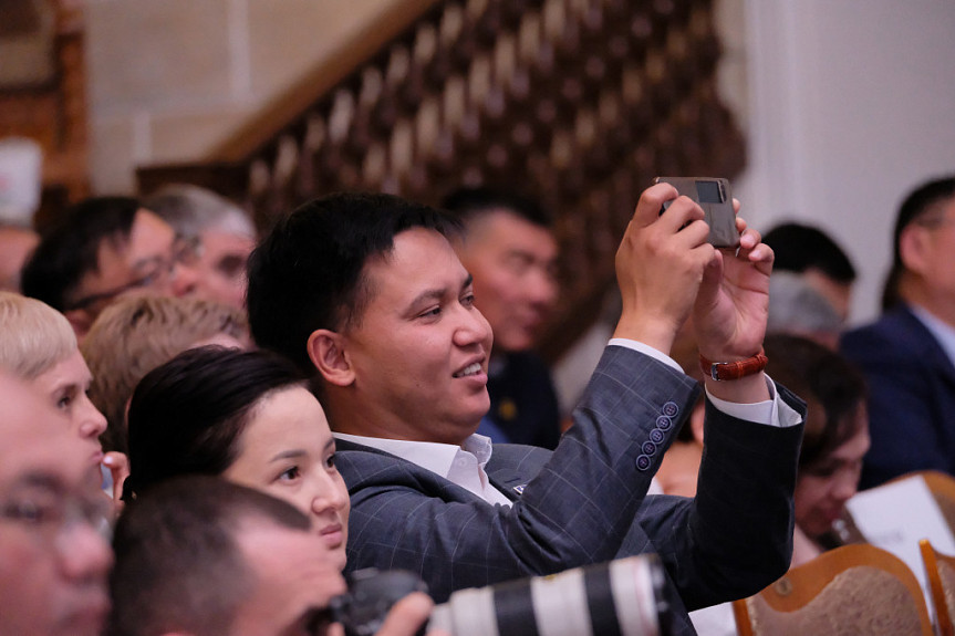 Бурятия. Коммунист Баир Цыренов на собрании в честь юбилея парламента Бурятии