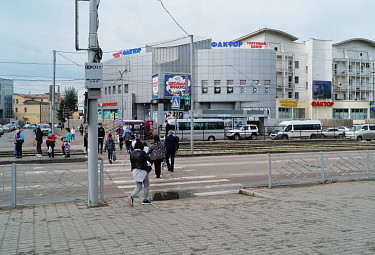 Улан-Удэ. Улица Балтахинова в центре города. Пешеходный переход