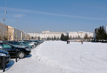 Зимний Улан-Удэ. Стоянка для машин на краю площади Советов