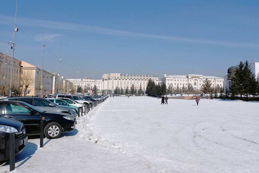 Зимний Улан-Удэ. Стоянка для машин на краю площади Советов