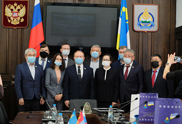 Спикер парламента Бурятии Владимир Павлов, депутаты фотографируются с генконсулом Монголии Дэмбэрэл Нямцэрэн и другими дипломатами