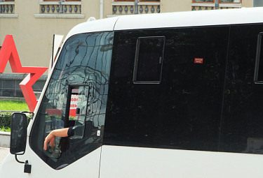 Улан-Удэ. Водитель пассажирского автобуса выпендривается за рулем