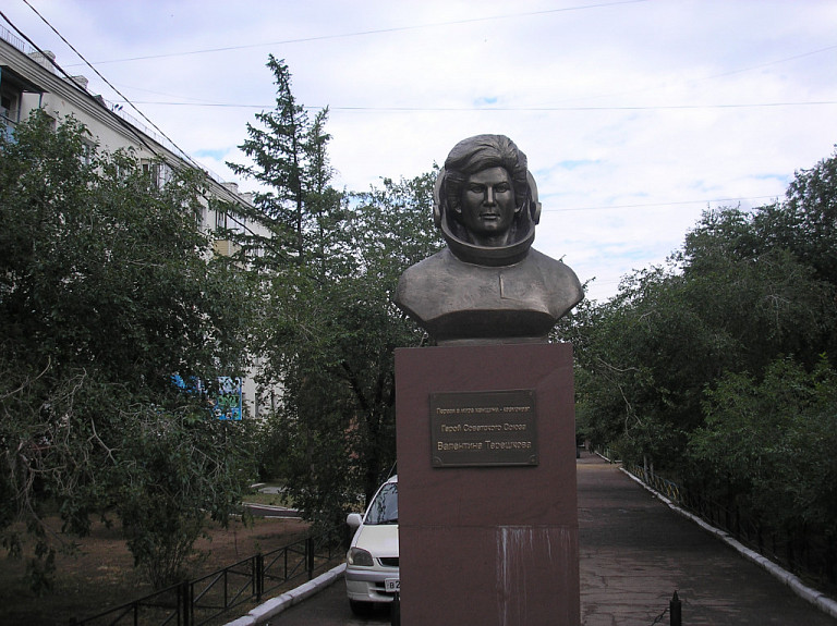 Терешкова улан удэ. Памятник Терешковой в Улан-Удэ. Памятник Валентине Терешковой. Памятник Валентине Терешковой в Улан Удэ. Памятник космонавту Терешковой.