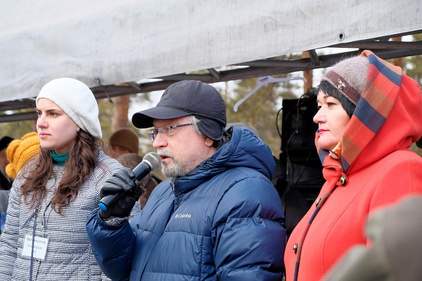Евгений Кислов, Марина Капустина (в красном) на экологическом митинге в Улан-Удэ