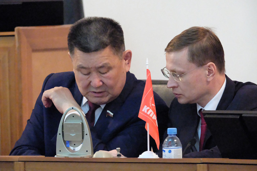 Вячеслав Мархаев (слева) и Виктор Малышенко на заседании Ассоциации депутатов-коммунистов Бурятии (2022 год)