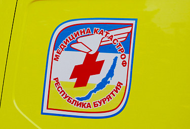 Эмблема службы медицины катастроф Республики Бурятия на машине