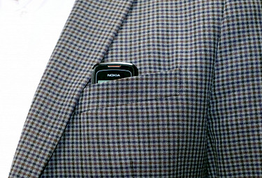 Сотовый телефон в кармане пиджака