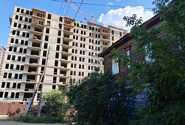 Застройка Улан-Удэ. Высотные дома наступают на старые советские бараки на улице Цивилева. 2023 год