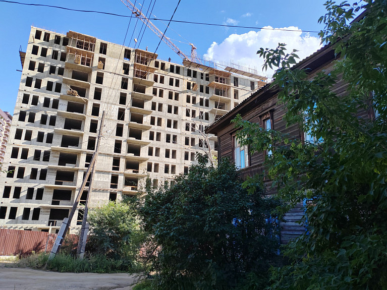 Застройка Улан-Удэ. Высотные дома наступают на старые советские бараки на улице Цивилева. 2023 год