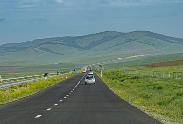 ���������������� ������������� ������ � ��������. Road in Mongolia