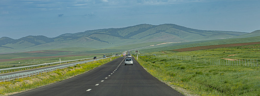 ���������������� ������������� ������ � ��������. Road in Mongolia