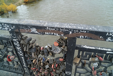 Виды Улан-Удэ. Надписи о любви, сердечки и замки на мосту через реку Уду в центре города (2020 год)