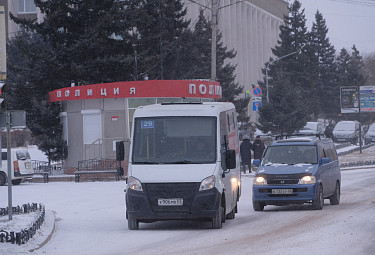 Улан-Удэ. Автобус маршрута №29 в центре города на фоне стационарного поста полиции (2022 год)