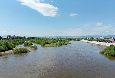 Улан-Удэ. Уровень реки Уды в черте города поднялся после больших дождей (лето 2023 года). Берег реки укреплен новыми плитами