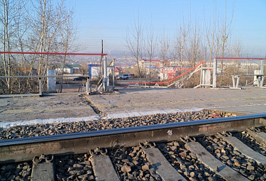 Станция "Комушка" ВСЖД (5657 км). Старые разрушенные плиты на перроне станции, рельсы, лестница. 2021 год