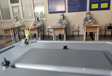 Улан-Удэ. Избирательный участок №799 в школе в условиях эпидемии