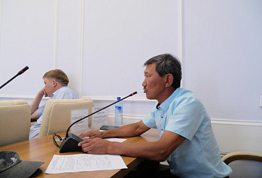 Игорь Дашиевич Гармаев (Бурятия, сельское поселение "Гусиное озеро") на совещании. 2022 год