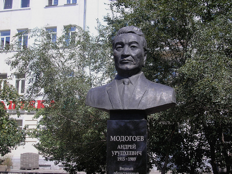 Памятник Модогоева