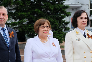 Анатолий Сонин (слева), Альбина Кириллова (в центре), Галина Ковалева на параде 24 июня 2020 года в Улан-Удэ