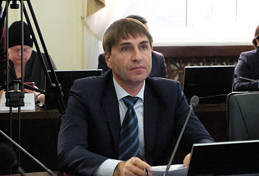 Алексей Оловянников на заседании в стенах Народного Хурала Бурятии. 2022 год