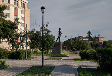 Улан-Удэ. Сквер с памятником погибшему матросу эсминца "Быстрый" Алдару Цыденжапову, Герою России