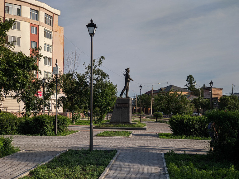 Улан-Удэ. Сквер с памятником погибшему матросу эсминца "Быстрый" Алдару Цыденжапову, Герою России