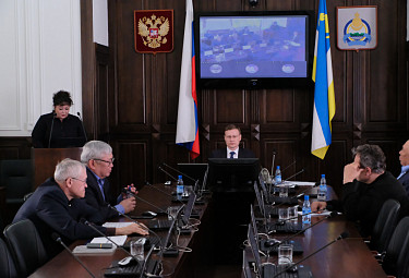 Бурятия. Виктор Малышенко ведет очередное заседание комитета Народного Хурала. 2022 год
