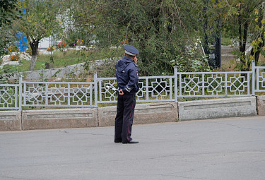 Улан-Удэ. Сотрудник ГИБДД с жезлом несет службу на улице