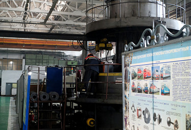 Завод в Улан-Удэ. Улан-Удэнский ЛВРЗ. Оборудование, рабочий в форме "ЛокоТеха", стенд с информацией о выпускаемой продукции