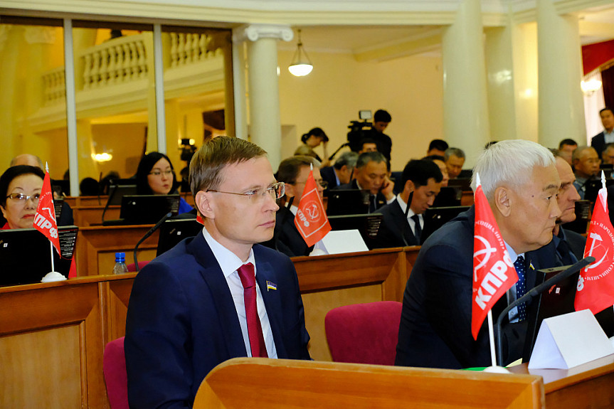 Бурятия. Коммунист Виктор Малышенко с символикой КПРФ на сессии Хурала