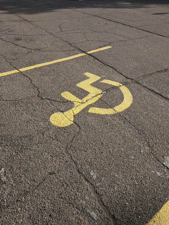 Парковка. Парковочное место, предназначенное для инвалидов. обозначено знаком