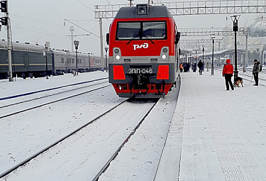 Поезд РЖД на перроне вокзала