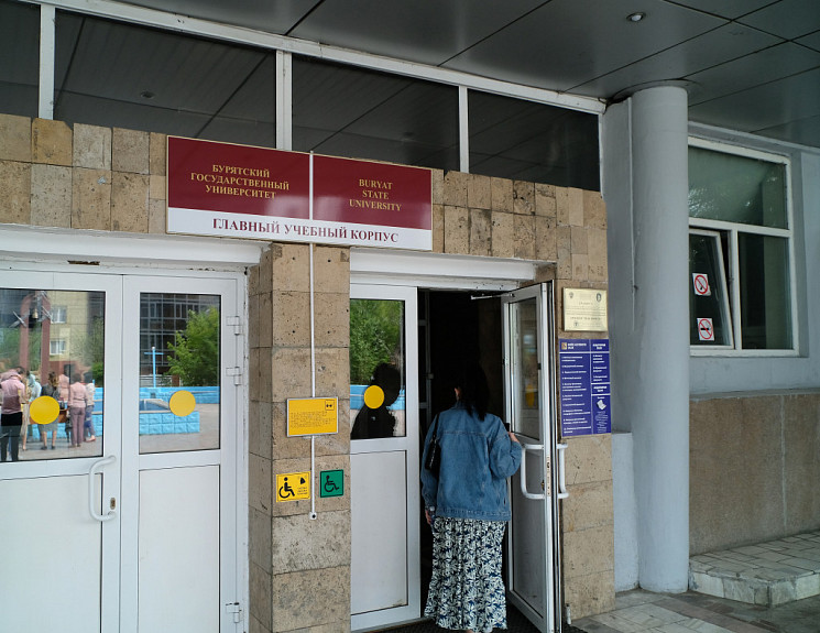 Улан-Удэ. Студентка заходит в здание Бурятского госуниверситета
