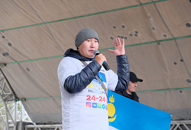 Улан-Удэ. Протестный активист Дмитрий Баиров требует освободить задержанных. Митинг 29.09.2019
