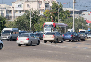 Бурятия. Улан-Удэ. Дорожное движение - машины, трамвай, автобус