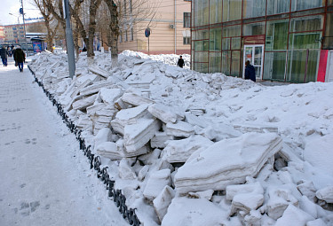 Улан-Удэ. Куча снега у тротуара