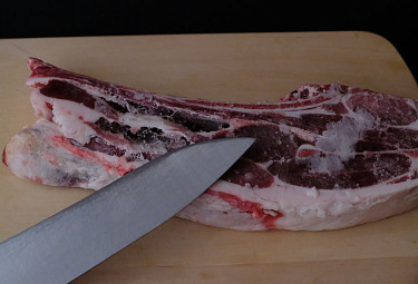 Нож, кусок мяса (баранина), разделочная доска