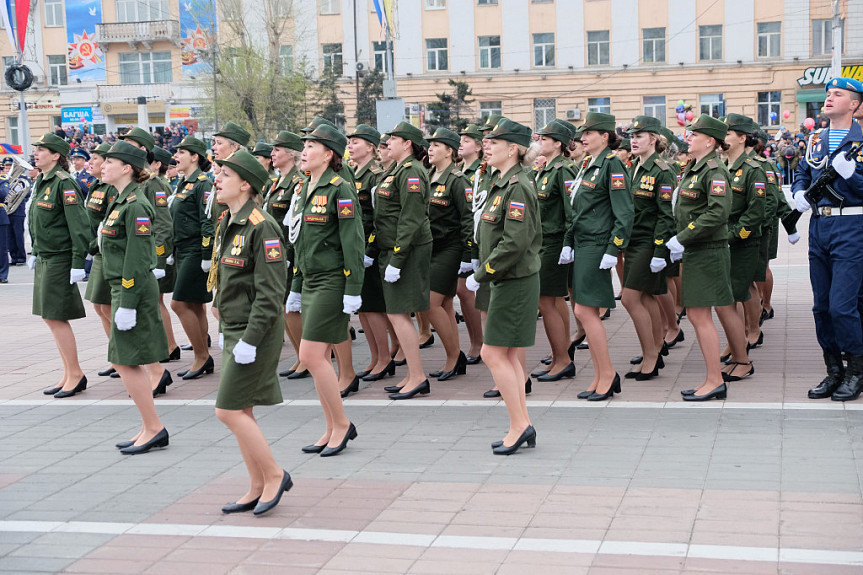Улан-Удэ. Женщины-военнослужащие Бурятского территориального гарнизона на параде (09.05.2019)
