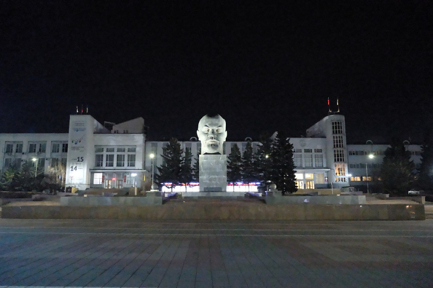 Ночной Улан-Удэ. Площадь Советов. Памятник Ленину, здания мэрии города и правительства Бурятии с флагами (2021 год)