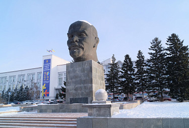 Зимний Улан-Удэ. Памятник Ленину на фоне елей и мэрии с поздравлением с новым 2022 годом