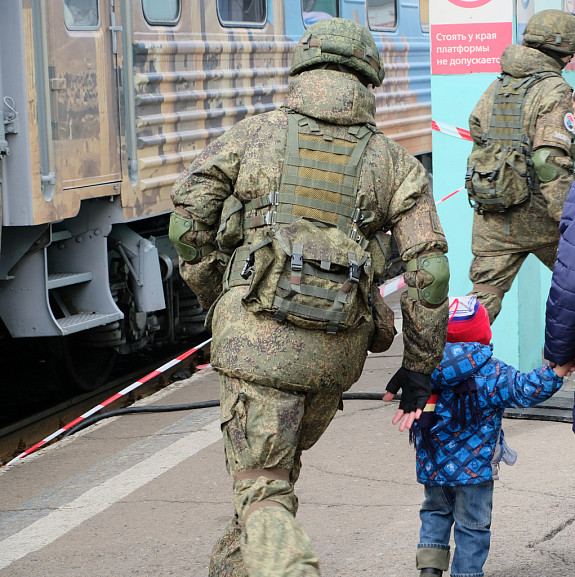 Россия. Военнослужащие на перроне возле армейского поезда