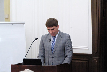 Алексей Антонович Оловянников выступает на заседании в стенах Народного Хурала Бурятии. 2022 год