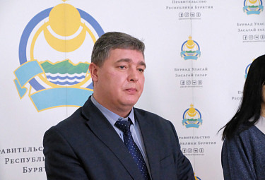 Бурятия. Александр Маренич на фоне герба республики. 2022 год
